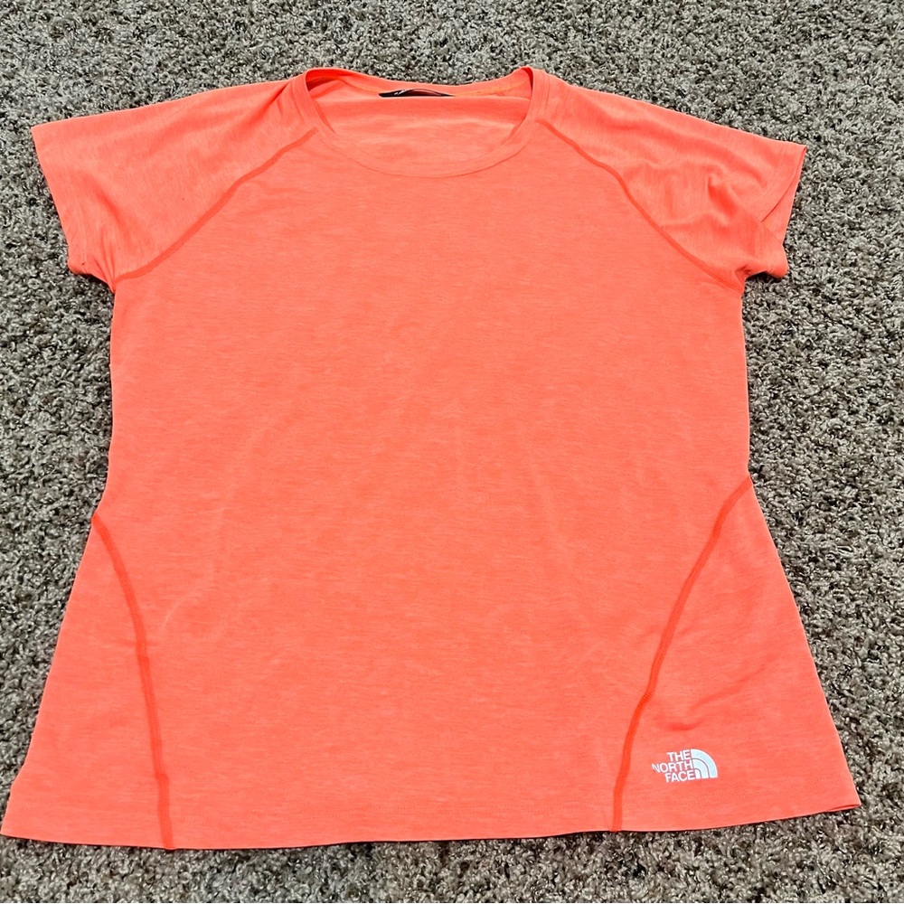 The North Face polyester women’s short sleeve shirt in excellent condition